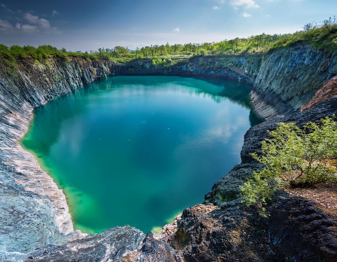 Top 10 Largest Subterranean Lakes